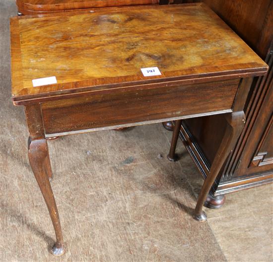 Banded walnut card table(-)